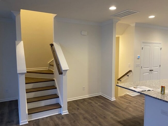Building Photo - Fantastic 3BR/2.5BA Townhome located in Th...