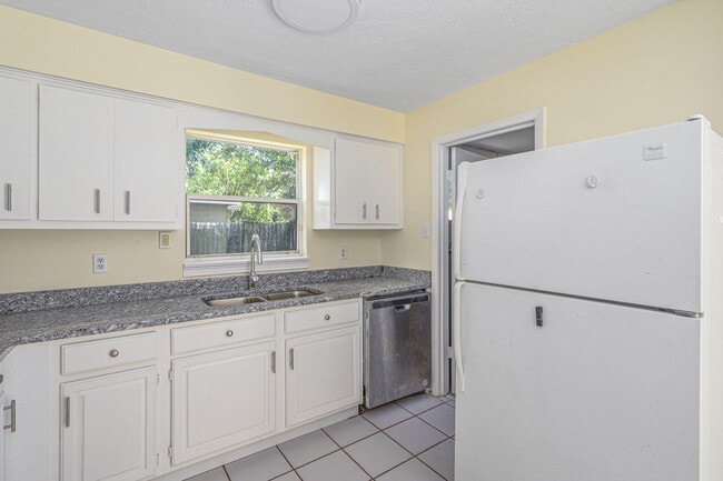 Building Photo - 2213 2nd St SW