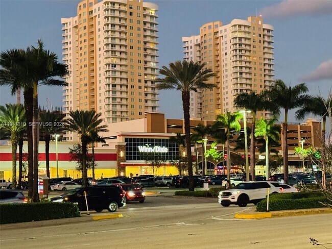 Building Photo - 900 NE 12th Ave