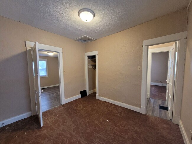 Building Photo - Two Bedroom, One Bathroom Home with Washer...