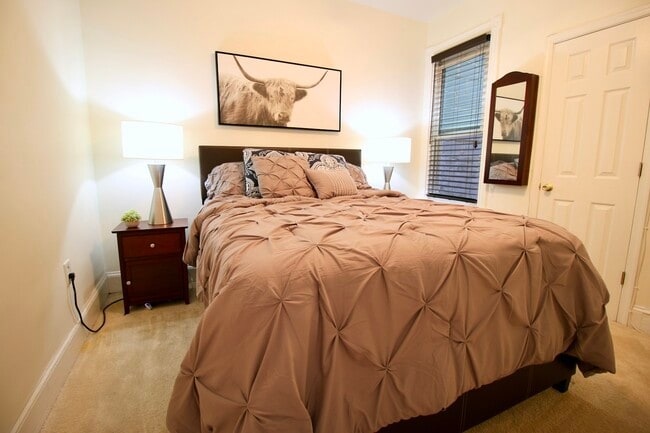 Building Photo - 1423 E Street NE, Unit First Floor