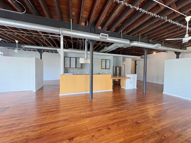 Building Photo - 1000 S Charles St