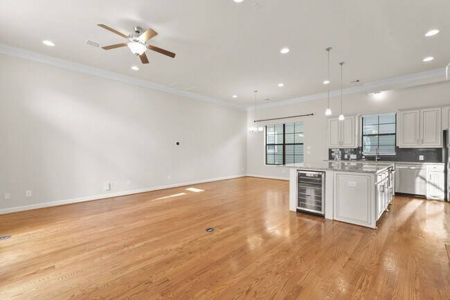 Building Photo - Elegant 3-Bedroom Home in Gated Inner Loop...