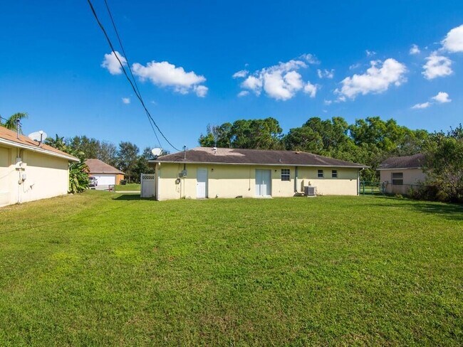 Building Photo - 1190 SE Puritan Ln