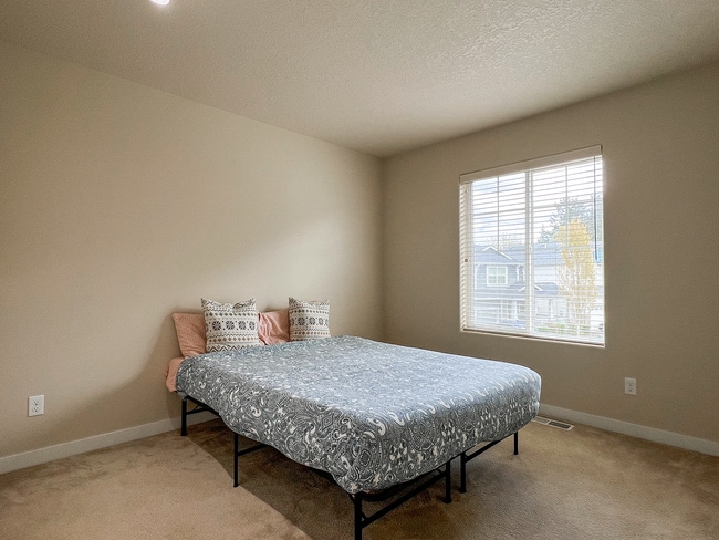 Building Photo - Enjoyable 4-Bed, 2.5-Bath Corner Lot Home in High-Tech Area!