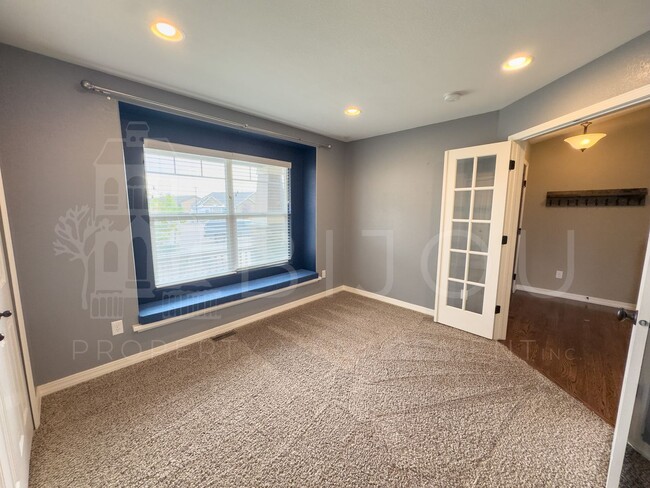 Building Photo - Large Well-Maintained Peyton Home