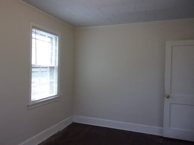 Building Photo - 517 S Jones Ave