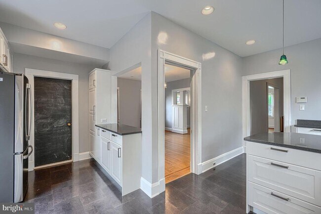 Building Photo - 2210 Lake Ave