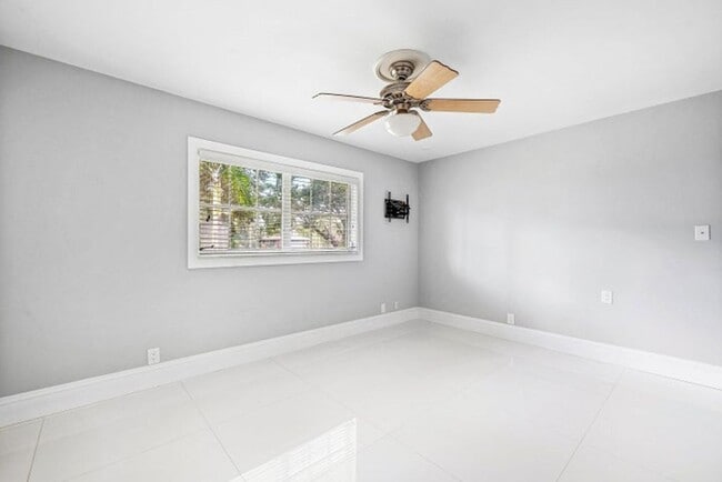 Building Photo - 417 N Country Club Dr