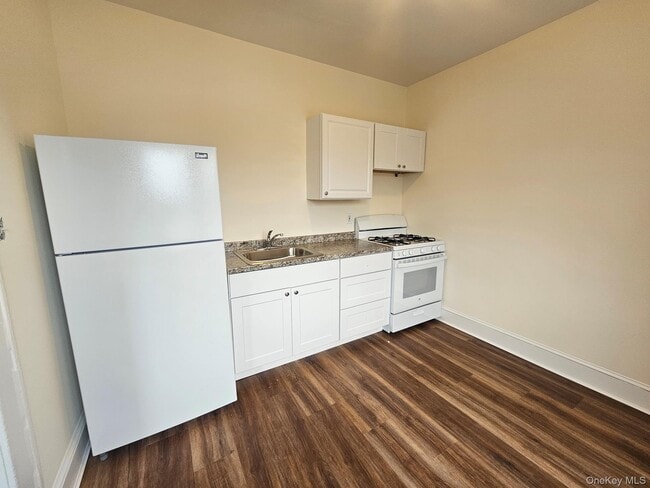 Building Photo - 2 Somerset Ave