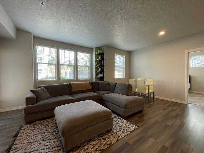 Building Photo - Bright 2Bd 2Ba Beaverton Condo!! By Nike, ...