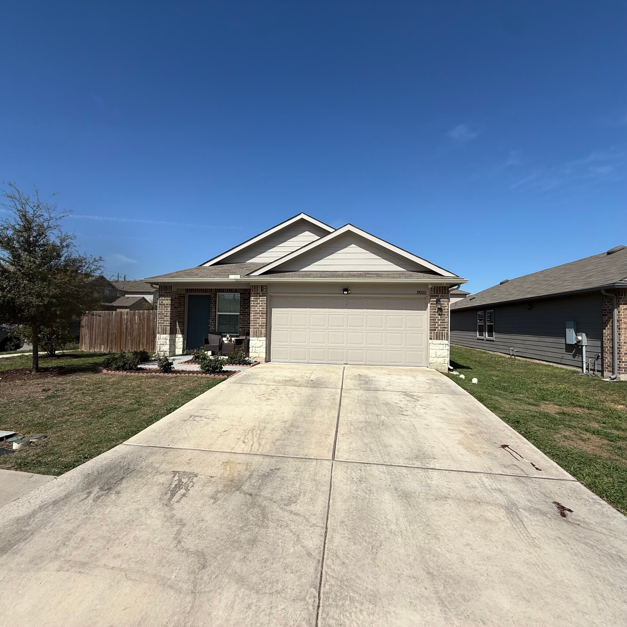 Building Photo - 19000 Romano Dr