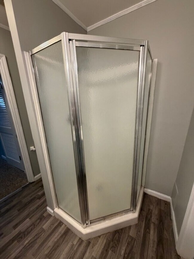 Building Photo - 3 Bedroom 2 Bath house with additional passthrough bedroom/ office