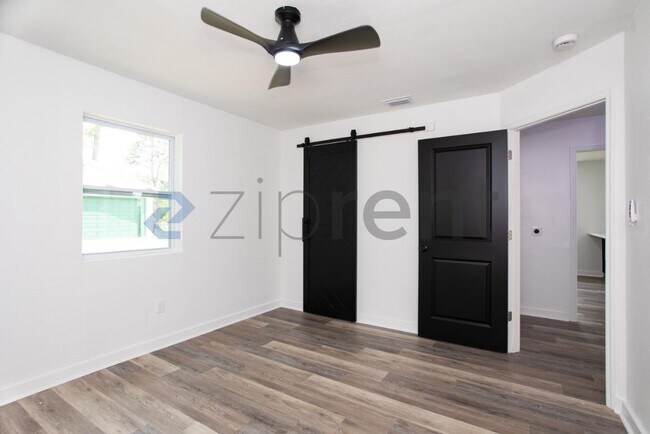Building Photo - Unit