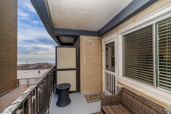 private balcony - 840 Shore Rd