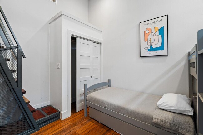 Building Photo - 9801 Mor Dr