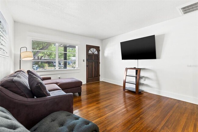 Building Photo - 104 N Cirus Ave