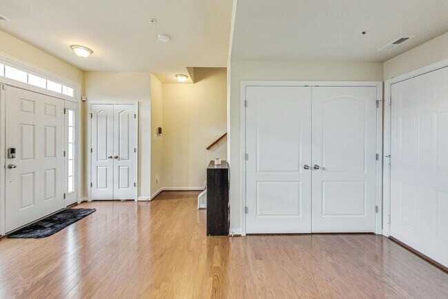 Building Photo - 3 bedroom, 2.5 bath Luxury Townhome in Market Square Subdivision!