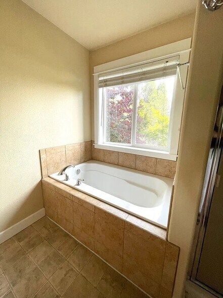 soaking tub - 831 NW Douglas Pl