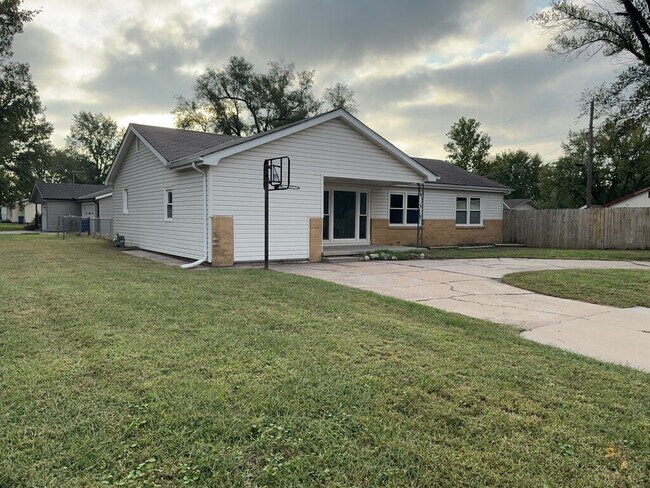 Building Photo - "Charming 3-Bedroom Home with 2 Full Baths and 1580 Sq Ft of Living Space in Wichita!"