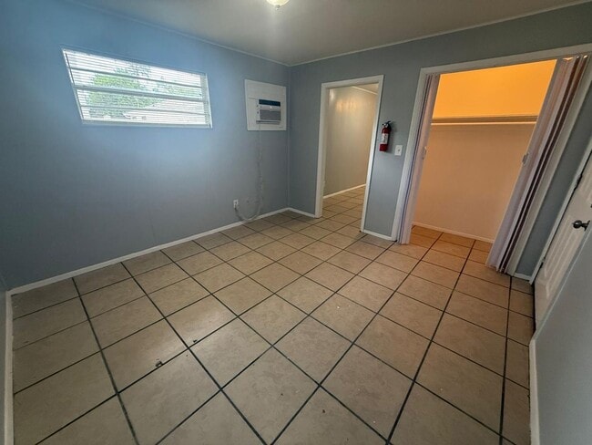 Building Photo - Charming 1 bedroom in the heart of St Petersburg !