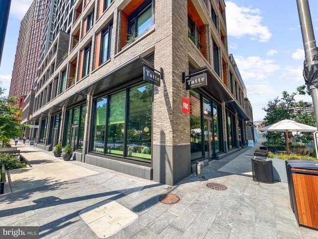 Building Photo - 2206 S Fern St