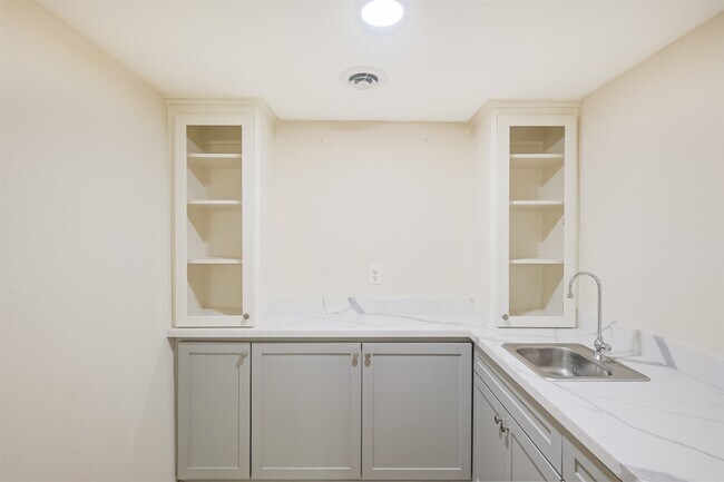 Building Photo - 3362 Continental Dr