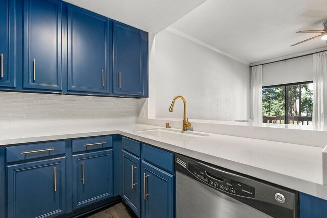 Building Photo - Remodeled One bedroom Woodstock Unit