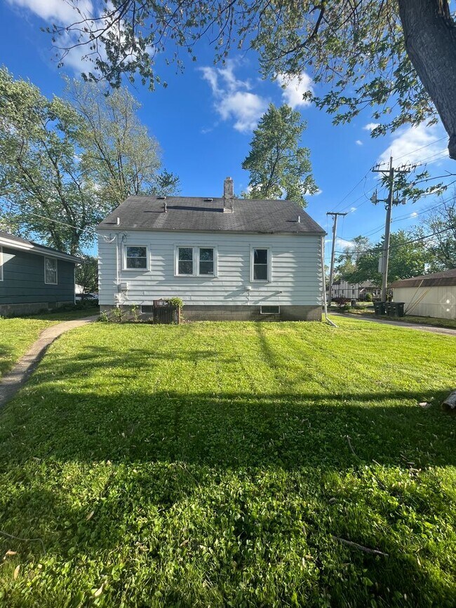 Building Photo - HOUSE FOR RENT IN LANSING !!