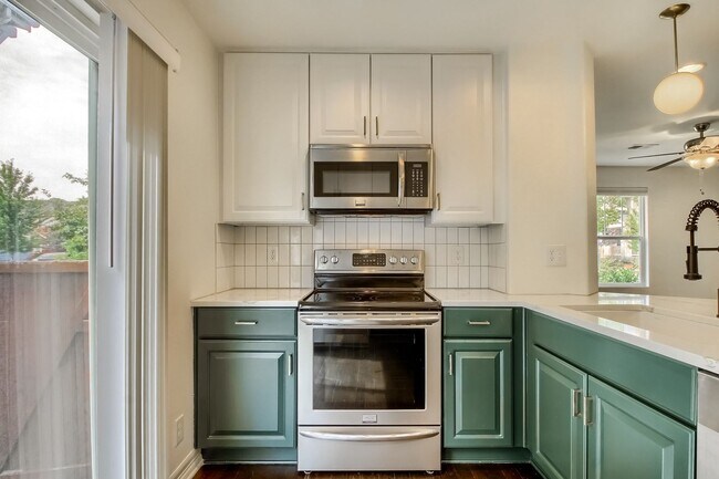 Building Photo - Beautiful 3 bedroom townhome in Central Pa...