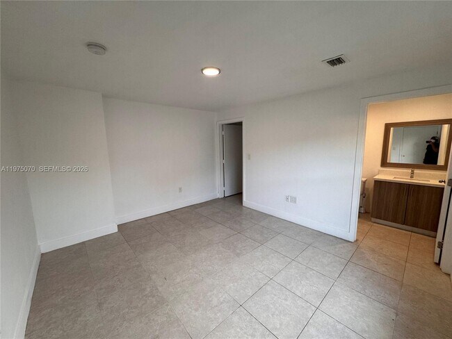 Building Photo - 605 NW 3rd Ave