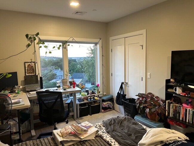 Building Photo - Luxury Condo Style 2 Bed plus, 2 Bath Apartment!