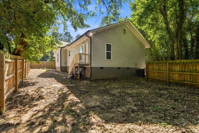 Building Photo - Updated Cottage 5 mins from Uptown Charlotte!
