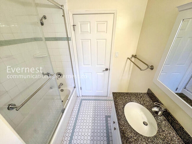 Building Photo - 537 Madison St