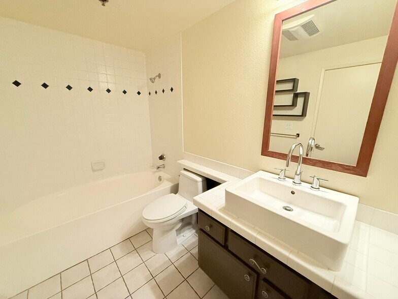 Building Photo - 2222 N Beachwood Dr