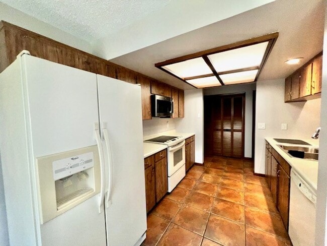Building Photo - 320 Columbus Cir