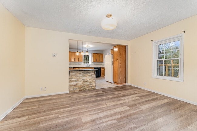 Building Photo - 7831 Summerfield Rd