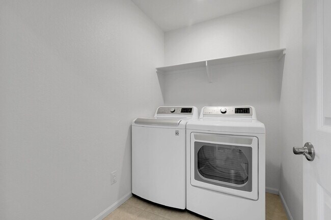 Building Photo - $2,595.00, 3 bed, 2.5 bath Townhouse in Au...