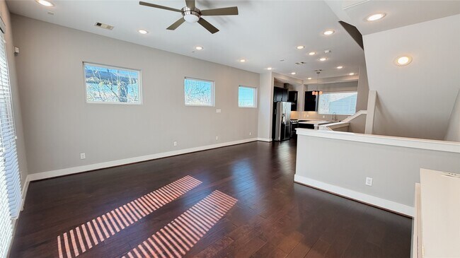 Building Photo - 605 Bayou St