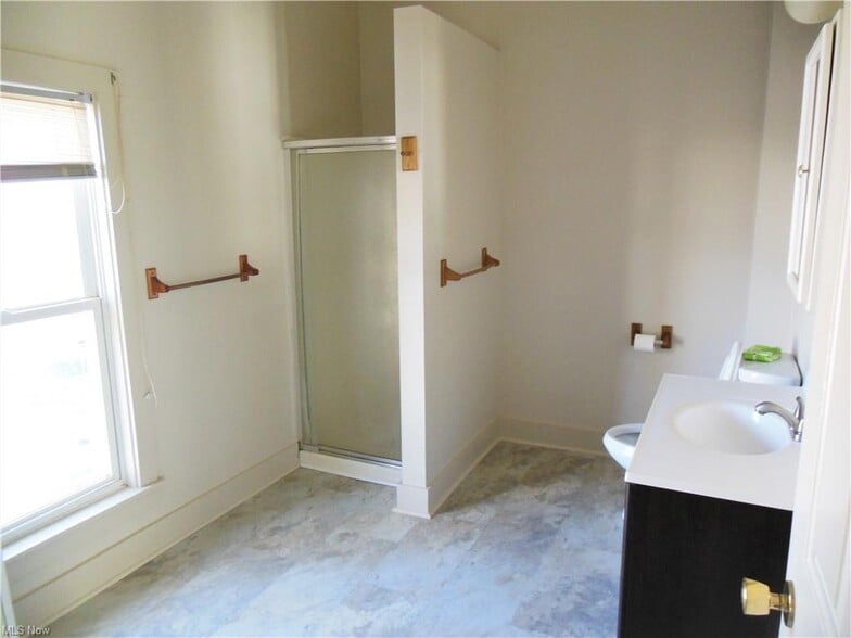 Building Photo - 362 W Main St