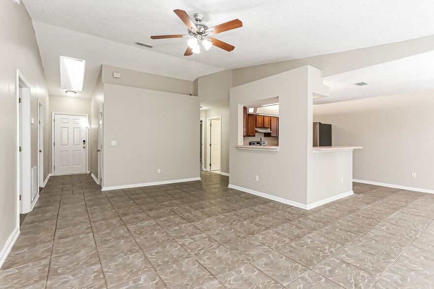 Building Photo - 8338 Lakemont Dr