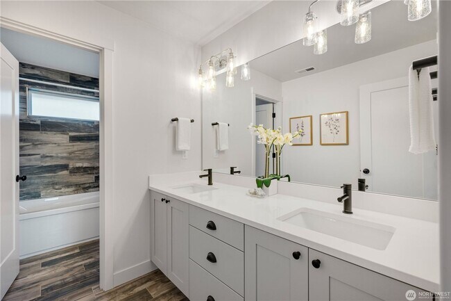 Building Photo - Modern Farmhouse Luxury in Coveted Matthews Beach Available NOW!