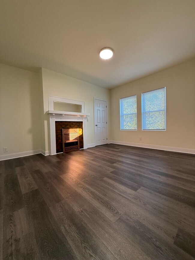 Building Photo - Updated 3BR 1.5 bath house with office/ of...