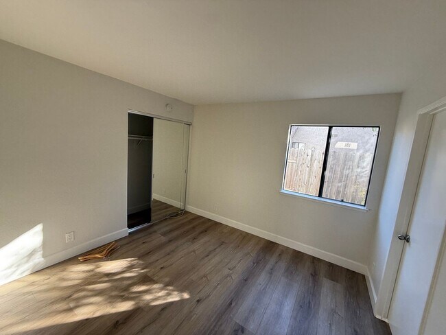 Building Photo - 4 Bedroom Single Story Home Available