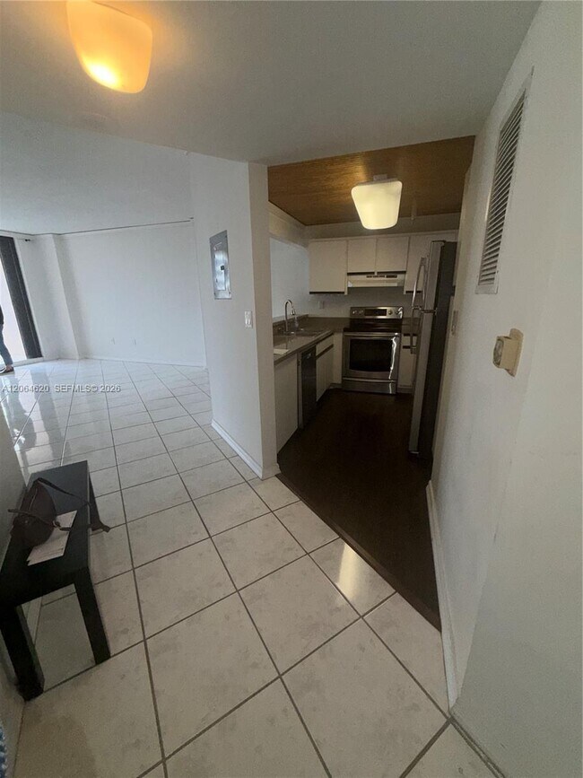 Building Photo - 540 Brickell Key Dr