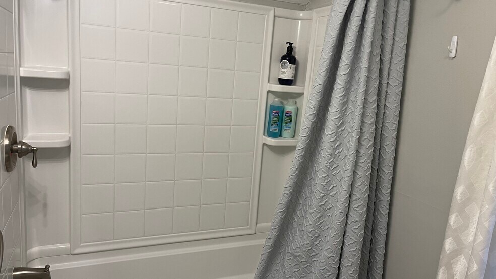 Full bath, shower and tub - 3 Stanford Rd W