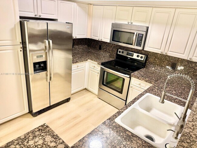 Building Photo - 19601 E Country Club Dr