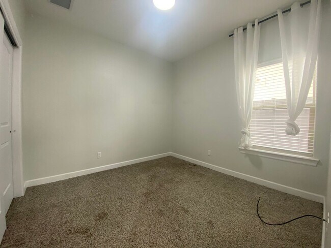 Building Photo - East El Paso 4 bed 2 bath Refrig A/C with gorgeous landscaping!