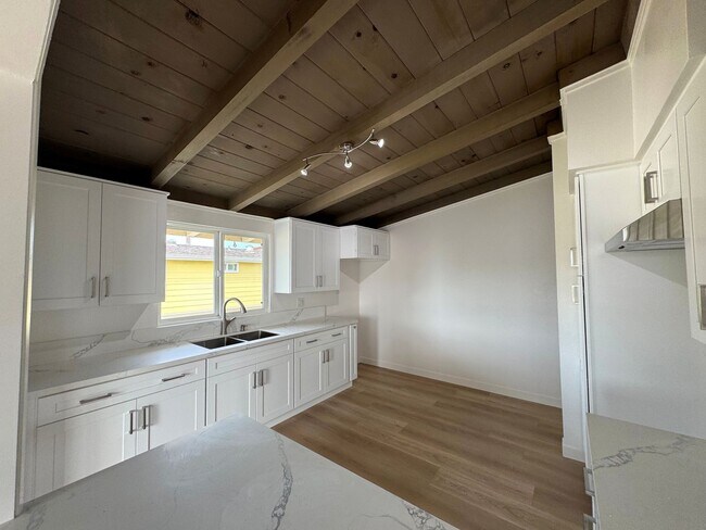 Building Photo - 1145-1149 Montauk Lane