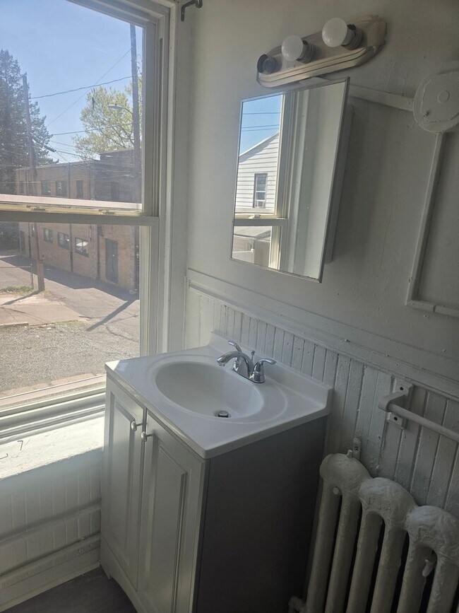 Building Photo - 450-452 W Maple St